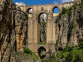 Puento Nuevo ve �pan�lské Rond� jako by sem ani nepat�il. Mimo�ádný je sice u�...