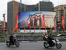 Transparent zobrazující nového íránského nejvy��ího v�dce Mod�tábu Chameneího...