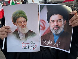 �ena dr�í plakáty s ajatolláhem Mod�tabou Chameneím b�hem demonstrace na jeho...