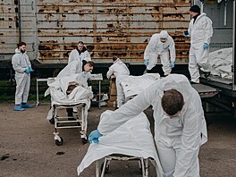 Forenzní technici odebírají vzorky DNA a otisky prst� b�hem ohledání t�l...