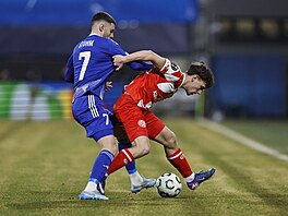 Olomoucký zálo�ník Danijel �turm se sna�í p�etla�it Williama Bovinga z Mohu�e.