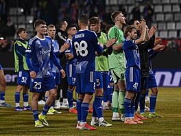 Olomou�tí fotbalisté d�kují fanou�k�m po úvodním osmifinále Konferen�ní ligy...
