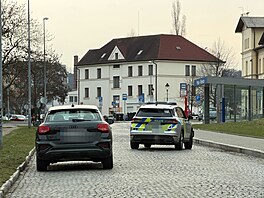 Policisté zadr�eli u Vr�ovického nádra�í �idi�e automobilu a t�i spolujezdce. V...