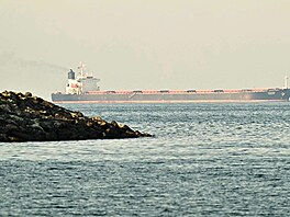 Tanker proplouvající Hormuzským pr�livem.