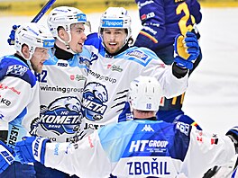 Hokejisté Brna se radují z gólu Zbo�ila proti �eským Bud�jovicím.