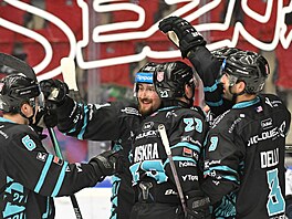 Hrá�i Karlových Var� se radují z vedení proti Vítkovicím v druhém zápase...