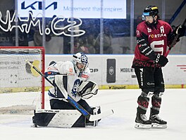 Spar�anský úto�ník Horák pozoruje zákrok kladenského Brízgaly.