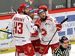 Hrá�i T�ince slaví gól proti Olomouci v p�edkole play off.