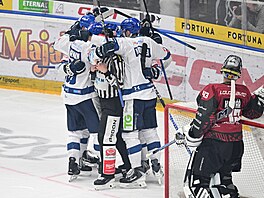 Hokejisté Kladna se i s rozhod�ím radují z gólu na led� Sparty.