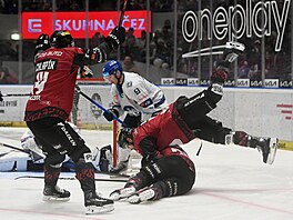 Spar�anský kapitán Chlapík se do�aduje odpískání faulu na své spoluhrá�e.