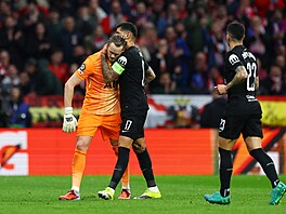 Zdrcený Antonín Kinský po vyst�ídání. Ut�uje ho kapitán Romero.