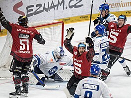 Hrá�i Sparty buja�e slaví gól Kladnu.