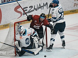 Spar�anský úto�ník Filip Chlapík v brankovi�ti Adama Brízgaly z Kladna