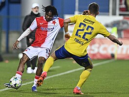 Slávistický wingbek Samuel Isife (vlevo) a Michal Fukala ze Zlína