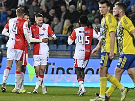 Slávisté oslavují gól obránce �t�pána Chaloupka v utkání proti Zlínu.