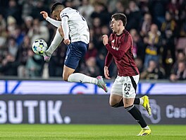 Slovácký zálo�ník Tihomir Kostadinov si zpracovává mí� p�ed napadajícím...