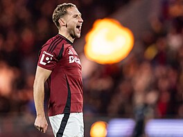 Spar�anský úto�ník Jan Kuchta se raduje z gólu.