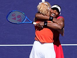 Kate�ina Siniaková slaví s Taylor Townsendovou vít�zství v deblovém finále...