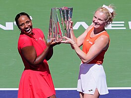 Kate�ina Siniaková slaví s Taylor Townsendovou deblové vít�zství na turnaji v...