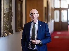 Ministr kultury Oto Klempí� p�ichází na jednání vlády v Praze (16. b�ezna 2026)