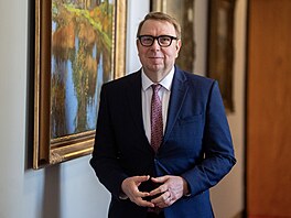 Ministr práce a sociálních v�cí Ale� Juchelka p�ichází na jednání vlády v Praze...