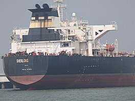 Tanker Shenlong p�epravil ropu ze Saúdské Arábie do Indie p�es Hormuzský...