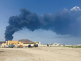 V ropné pr�myslové zón� ve Fud�aj�e stoupá kou� zp�sobený troskami po...