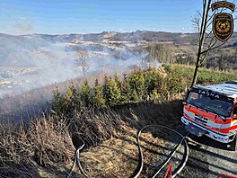 Hasi�i u Rajnochovic na Krom��í�sku likvidují lesní po�ár. (14. b�ezna 2026)