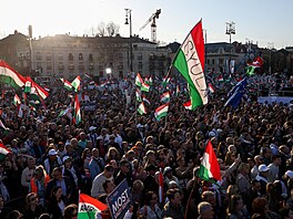 Orbán i jeho volební sok Magyar svolali své p�íznivce do ulic Budape�ti. (15....