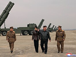 Severokorejský v�dce Kim �ong-un s dcerou dohlí�el na raketové cvi�ení. (14....