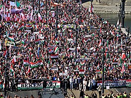 Ma�arský premiér Viktor Orbán a jeho politický soupe� Péter Magyar vyzvali své...