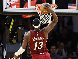 Bam Adebayo z Miami zakon�uje v utkání NBA proti Washingtonu.