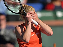 Kate�ina Siniaková slaví vít�zství ve t�etím kole turnaje v Indian Wells.
