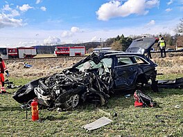 Nehoda osobního vlaku s osobním autem na �elezni�ním p�ejezdu v Bezd�kov�...