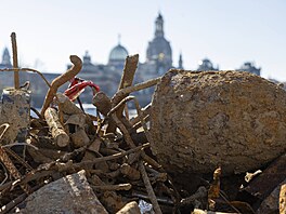 Pracovníci slu�by pro likvidaci výbu�nin odhalují v Drá��anech podez�elé...