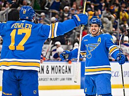 Robert Thomas (18) slaví s Camem Fowlerem vít�zný gól St. Louis.