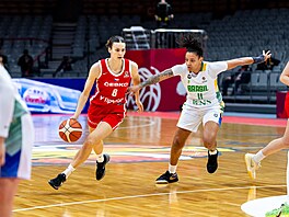 Veronika Vorá�ková obíhá obranu Emanuely De Oliveirové.