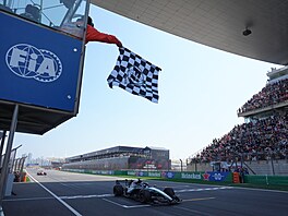 George Russell projí�dí cílem sprintu v �anghaji na prvním míst�.