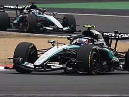 Kimi Antonelli ve vedení Velké ceny �íny, za ním jeho týmový kolega z Mercedesu...