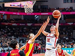 Emma �echová se sna�í dostat mí� p�es �ínskou obranu do ko�e.