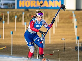 Tereza Vinklárková odjí�dí ze st�elnice ve smí�ené �tafet�.