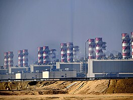 Odsolovací za�ízení v pr�myslovém m�st� Jubail, které se nachází asi 95...