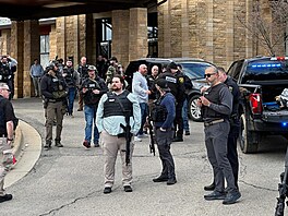 Ve m�st� West Bloomfield v Michiganu úto�ník st�ílel na místní synagogu (12....