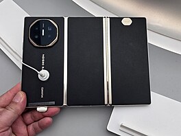 Huawei Mate XTs