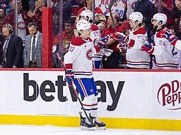 Úto�ník Montrealu Juraj Slafkovský slaví se spoluhrá�i svou trefu v zápase...