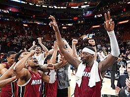 Bam Adebayo se spoluhrá�i slaví rekordních 83 bod�.