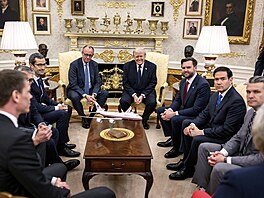 Americký prezident Donald Trump p�ijal v Bílém dom� n�meckého kanclé�e...