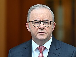 Australský premiér Anthony Albanese se ú�astní tiskové konference v budov�...