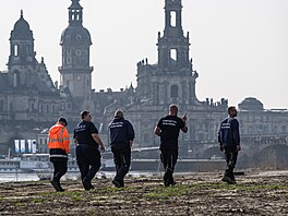 Pracovníci pyrotechnické slu�by procházejí staveni�t�m u zbo�eného Carolabrücke...