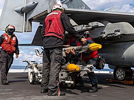 Nejmodern�j�í letadlová lo� amerického námo�nictva USS Gerald R. Ford operující...